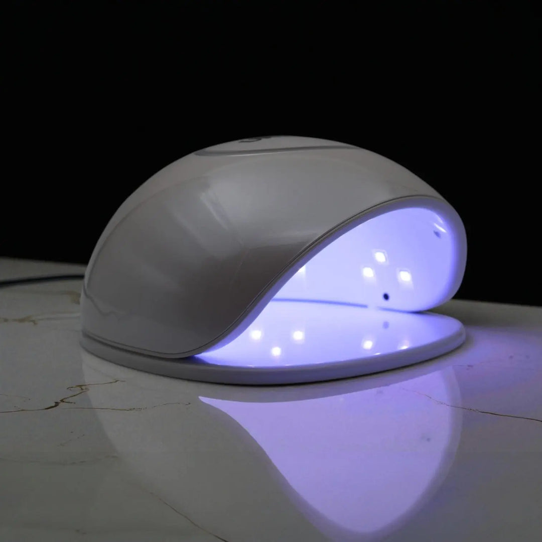 Unique Nails luxe UV LED nagellamp voor gelnagels – witte professionele nageldroger op marmeren ondergrond