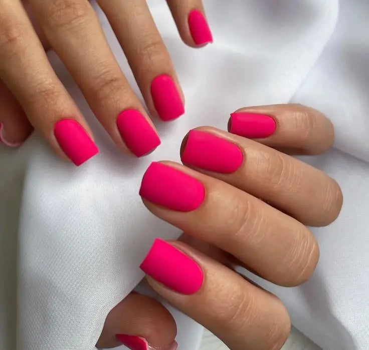 Hand met fel roze gellak – levendige roze vegan gellak met glanzende finish voor een speelse en elegante manicure