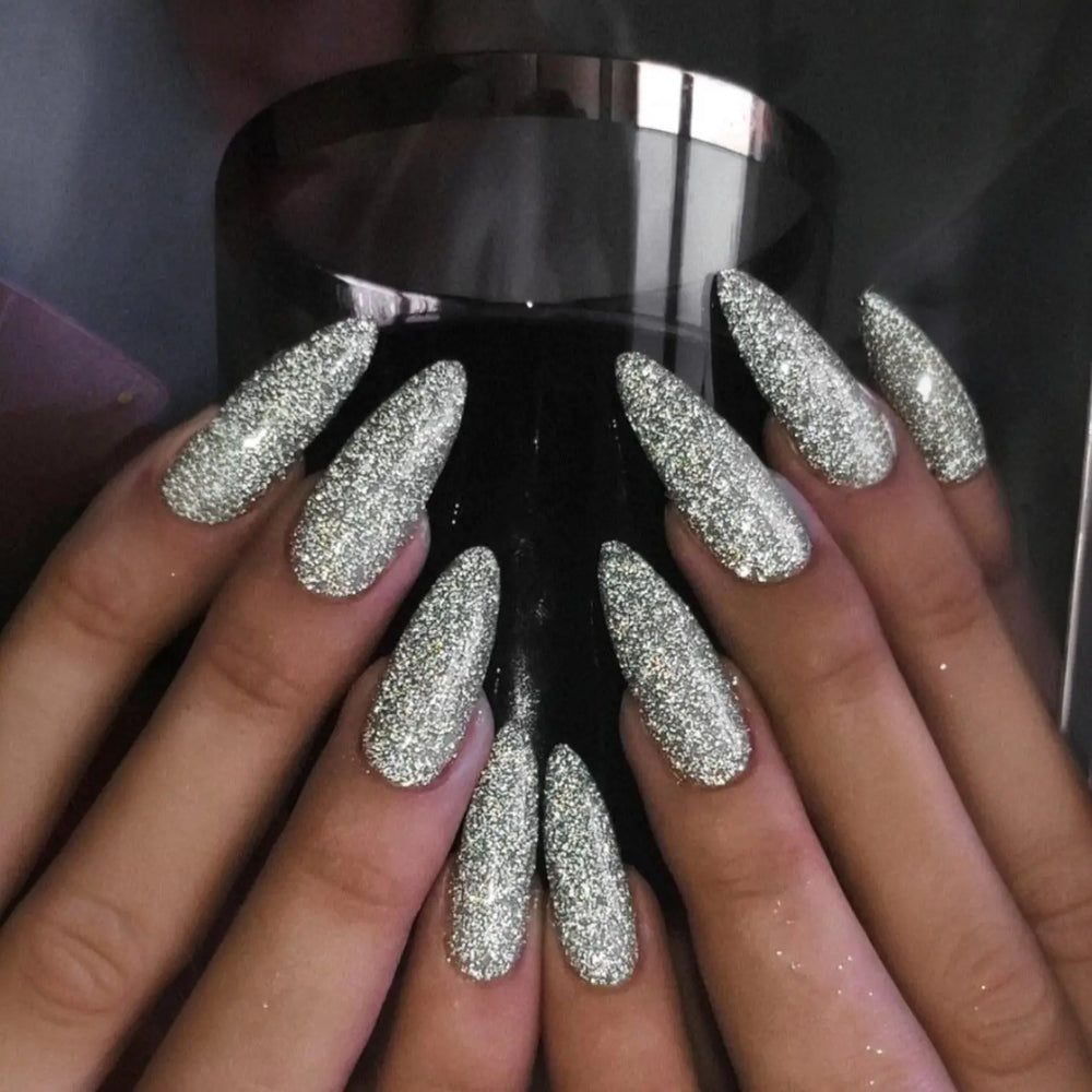 Close-up van Glitter Silver gellak – sprankelende zilveren gel polish met glittereffect, glamoureus en elegant voor een feestelijke manicure