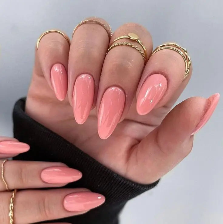 Close-up van Pink Bloom gellak – zachte roze vegan gel polish met glanzende finish, romantisch en elegant voor een lente- en zomermanicure