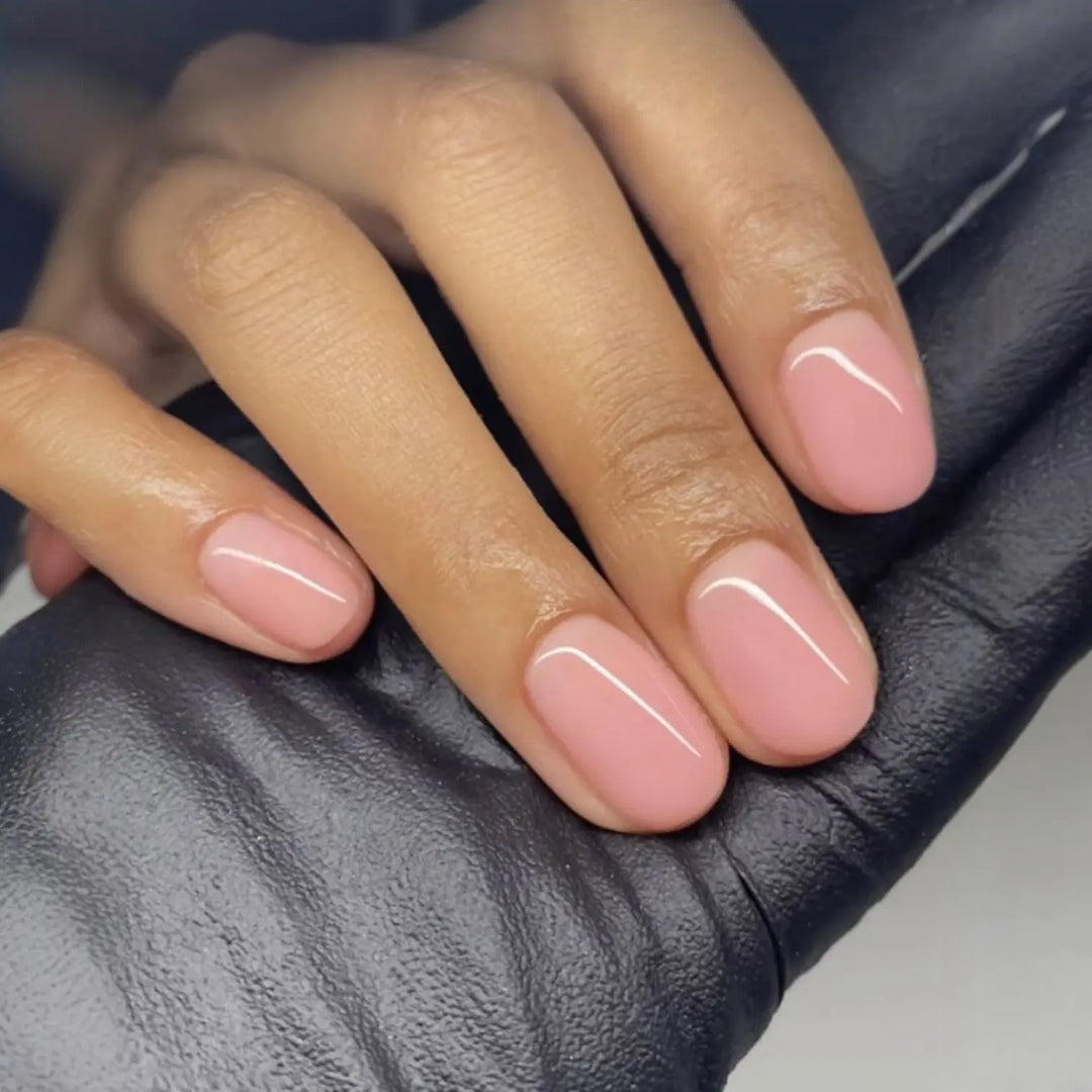 Close-up van Soft Rose gellak – zachte lichtroze vegan gel polish met glanzende finish, elegante en natuurlijke look voor een tijdloze manicure