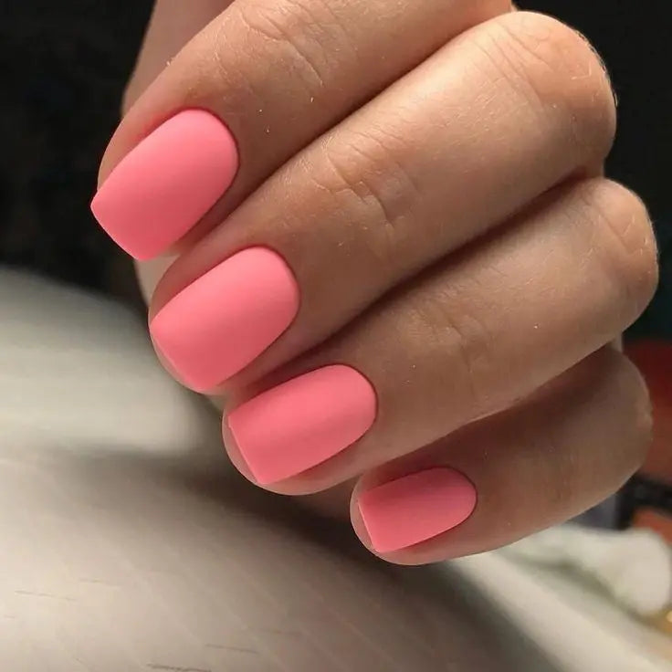 Close-up van Tropic Blush gellak – tropisch roze vegan gellak finish, elegant en fris voor een zomerse manicure