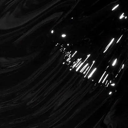 Gel nagellak Mysterious Black van Unique Nails, een diepzwarte mysterieuze tint die kracht en elegantie uitstraalt, ideaal voor avondlooks, edgy stijlen en een tijdloze manicure