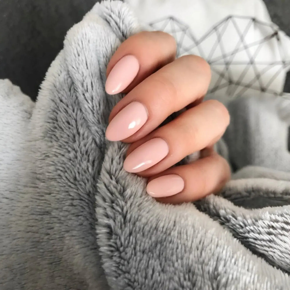 Gel nagellak Peach Touch van Unique Nails, een zachte perzikkleurige nude tint die elegantie en frisheid uitstraalt, ideaal voor een natuurlijke manicure en zomerse bruiloftslooks