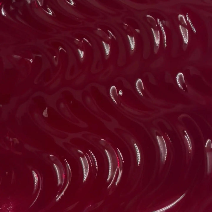 Gel nagellak Red Desire van Unique Nails, een diepe sensuele roodtint die passie en elegantie uitstraalt, ideaal voor een chique avondlook en verleidelijke manicure