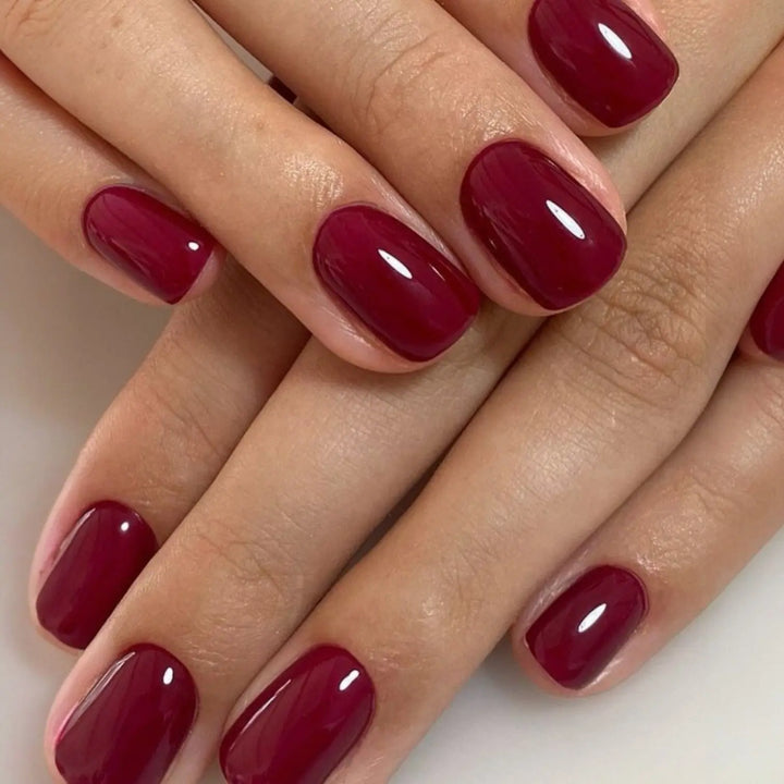 Gel nagellak Red Desire van Unique Nails, een diepe sensuele roodtint die passie en elegantie uitstraalt, ideaal voor een chique avondlook en verleidelijke manicure