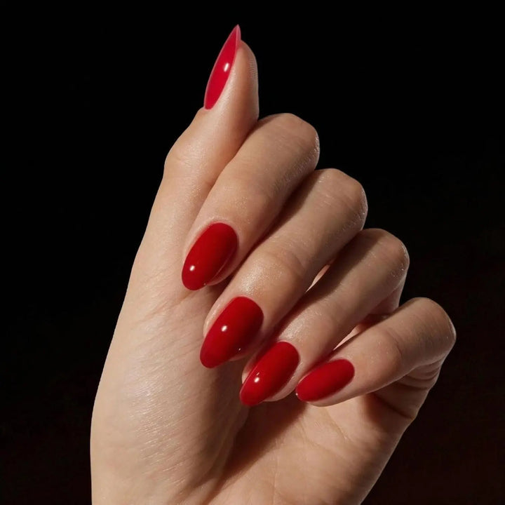 Gel nagellak Sensual Red van Unique Nails, een dieprode tint die luxe en sensualiteit uitstraalt, ideaal voor een elegante manicure, avondlooks en feestelijke gelegenheden