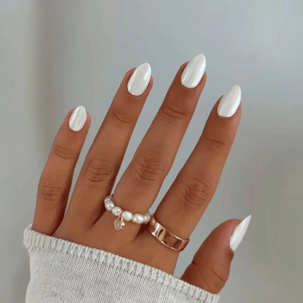 Luxe gel nagellak in de kleur Wedding White van Unique Nails, een elegante witte tint ideaal voor bruiloften en stijlvolle manicures