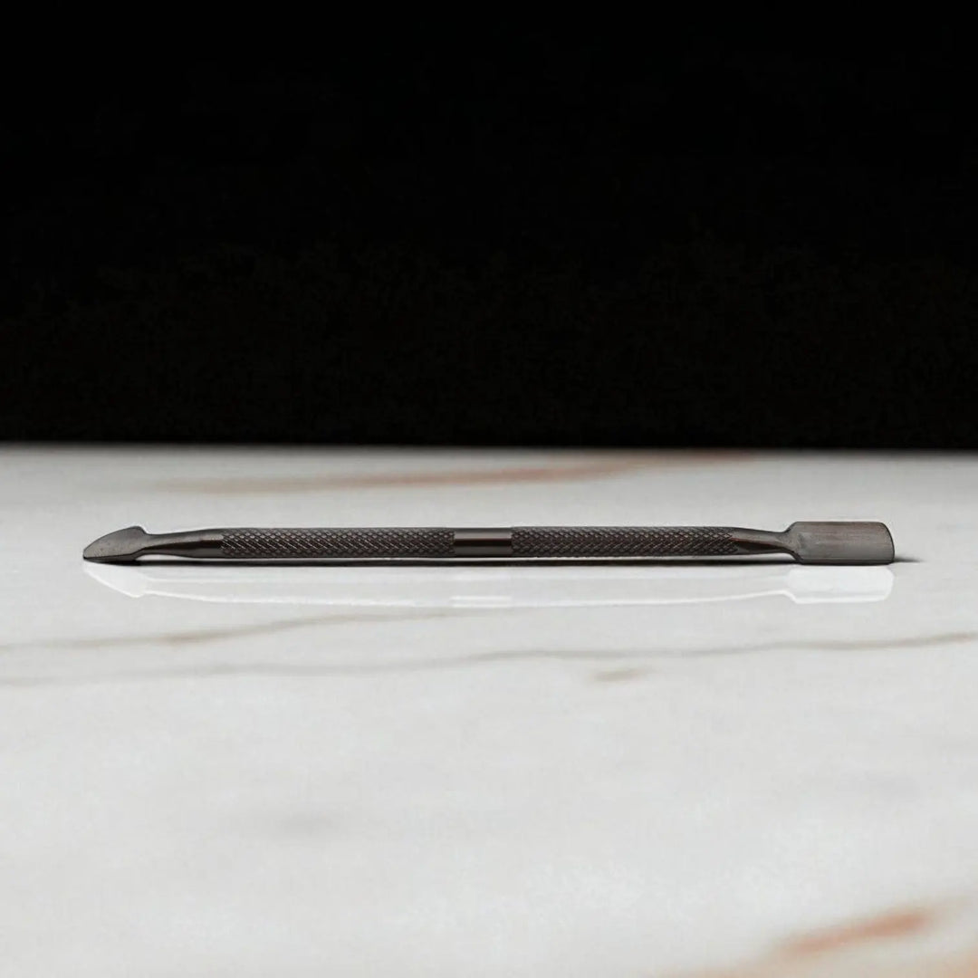 Dubbelzijdige roestvrijstalen cuticle pusher voor het terugduwen van nagelriemen en verwijderen van productresten – Unique Nails