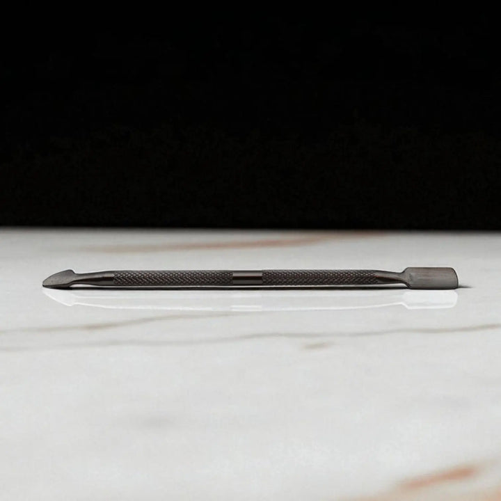 Dubbelzijdige roestvrijstalen cuticle pusher voor het terugduwen van nagelriemen en verwijderen van productresten – Unique Nails